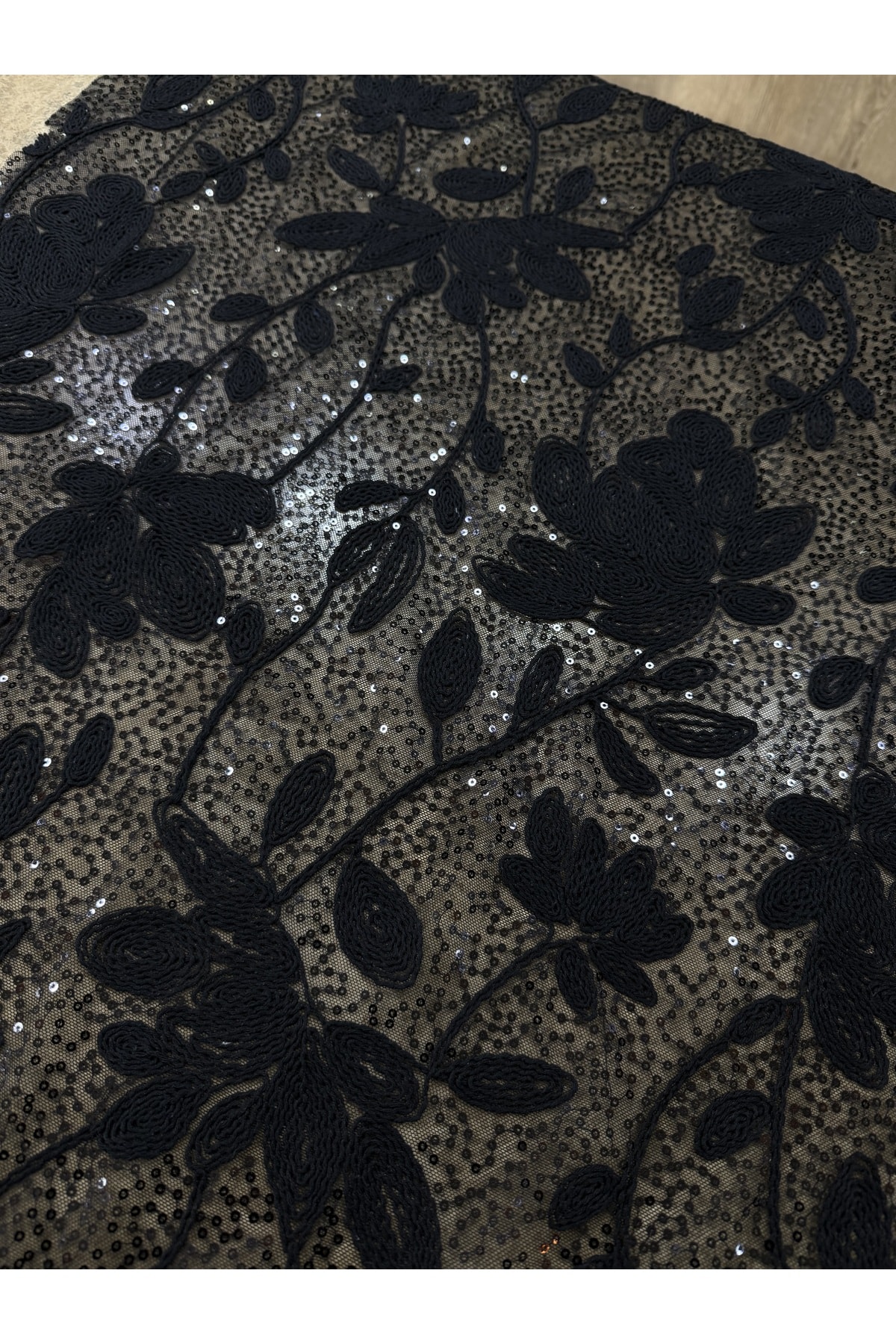 Siyah Pullu Çiçek Desenli Dantel Kumaş – 135 cm Genişlik Abiyelik – Elbiselik – Şık Tasarım Kumaş