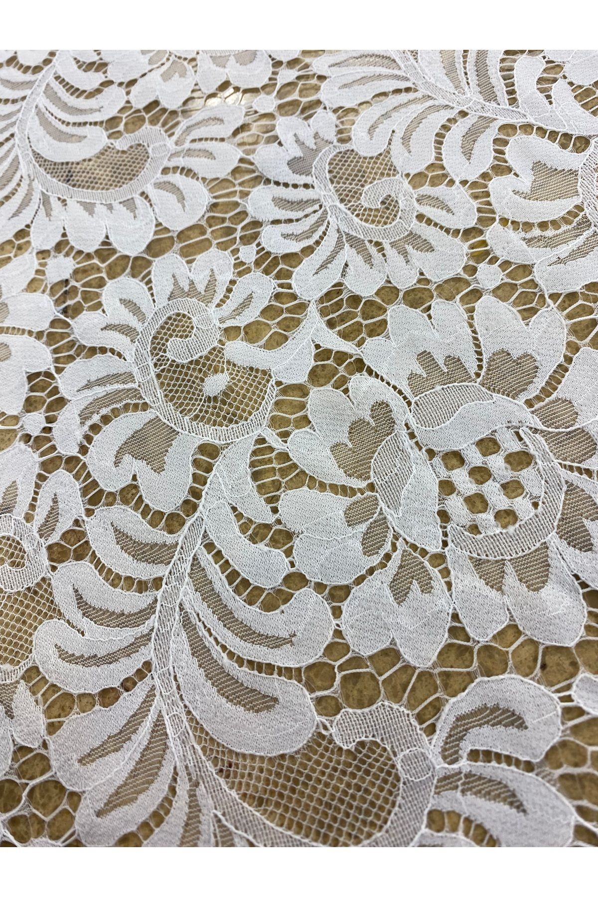Beyaz Büyük Desenli Dantel Kumaş – 130 cm En, Çiçek Motifli Tül