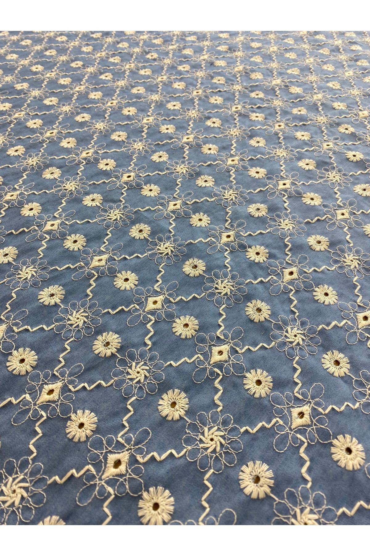 Mavi Denim Görünümlü Çiçek İşlemeli Kumaş - En 135 cm - Elbise, Gömlek, Tunik ve Dekor İçin