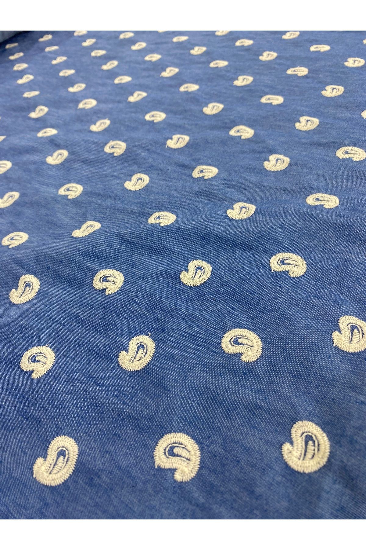 Mavi Denim Görünümlü Paisley Nakışlı Kumaş - En 135 cm - Gömlek, Elbise ve Dekoratif Tasarımlar İçin