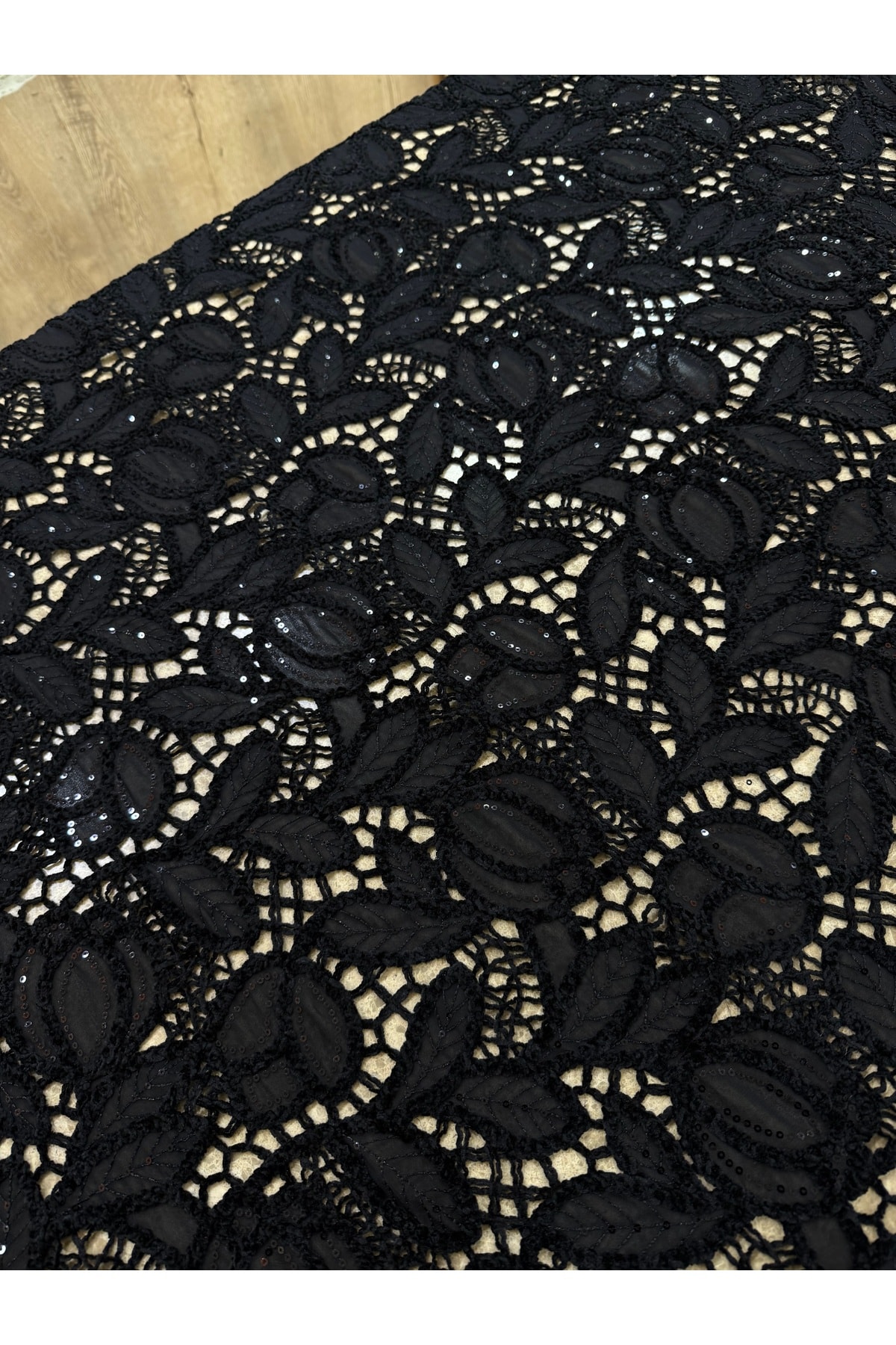 Siyah Yaprak Desenli Pullu Dantel Kumaş 135 cm – El İşçiliği Görünüm, Şık Abiye Kumaş