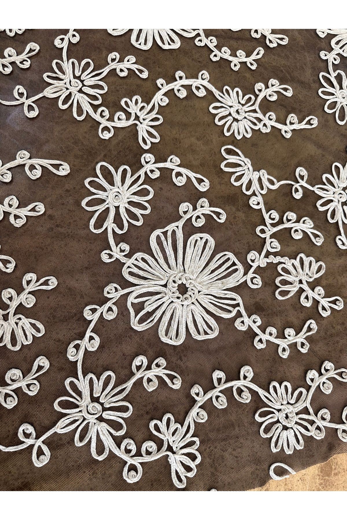 140 cm En Siyah Tül Üzeri Beyaz Çiçek Desenli Kabartma Dantel Kumaş
