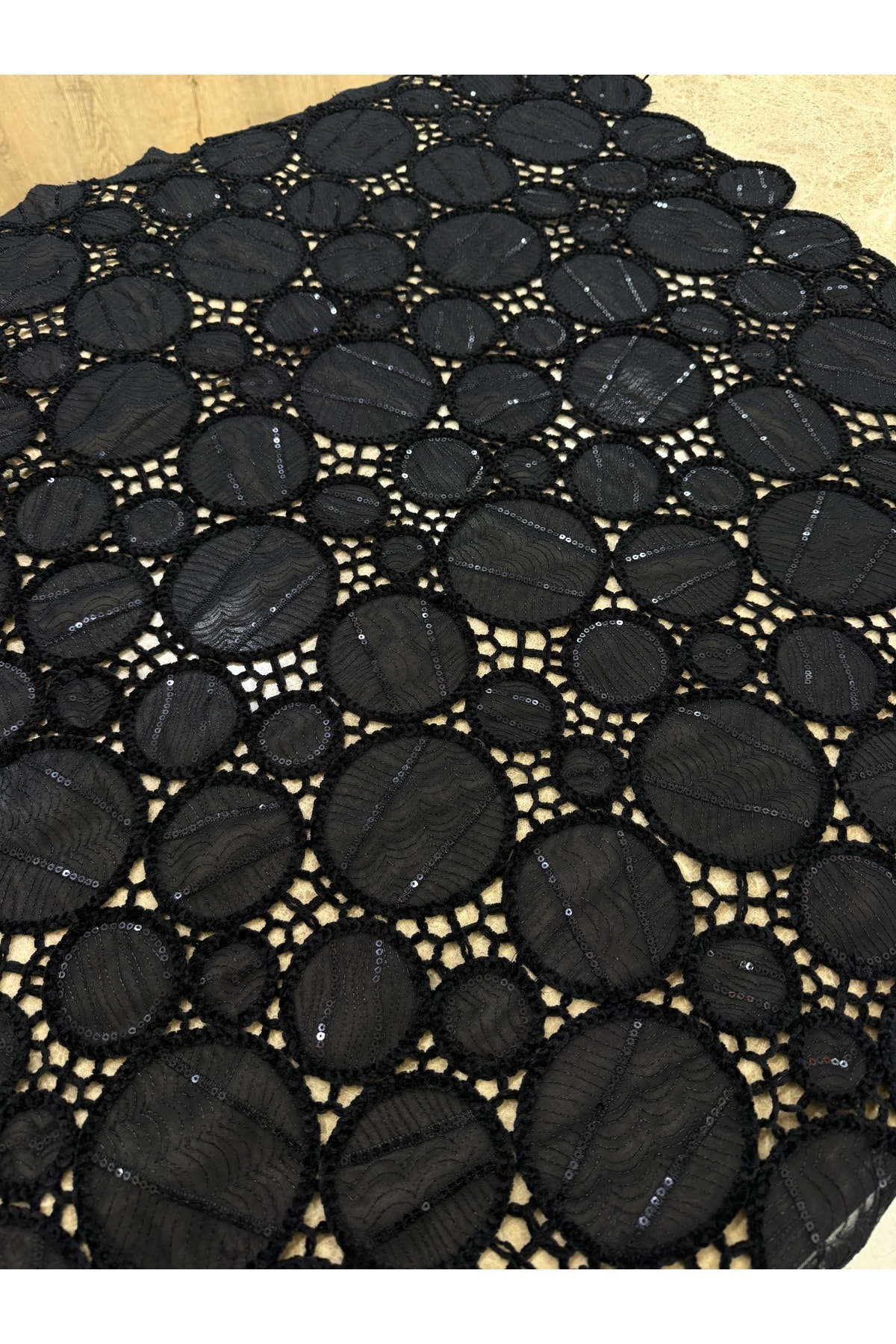 Siyah Daire Desenli Pullu Dantel Kumaş 135 cm – El İşçiliği Görünüm, Şık Abiye Kumaş