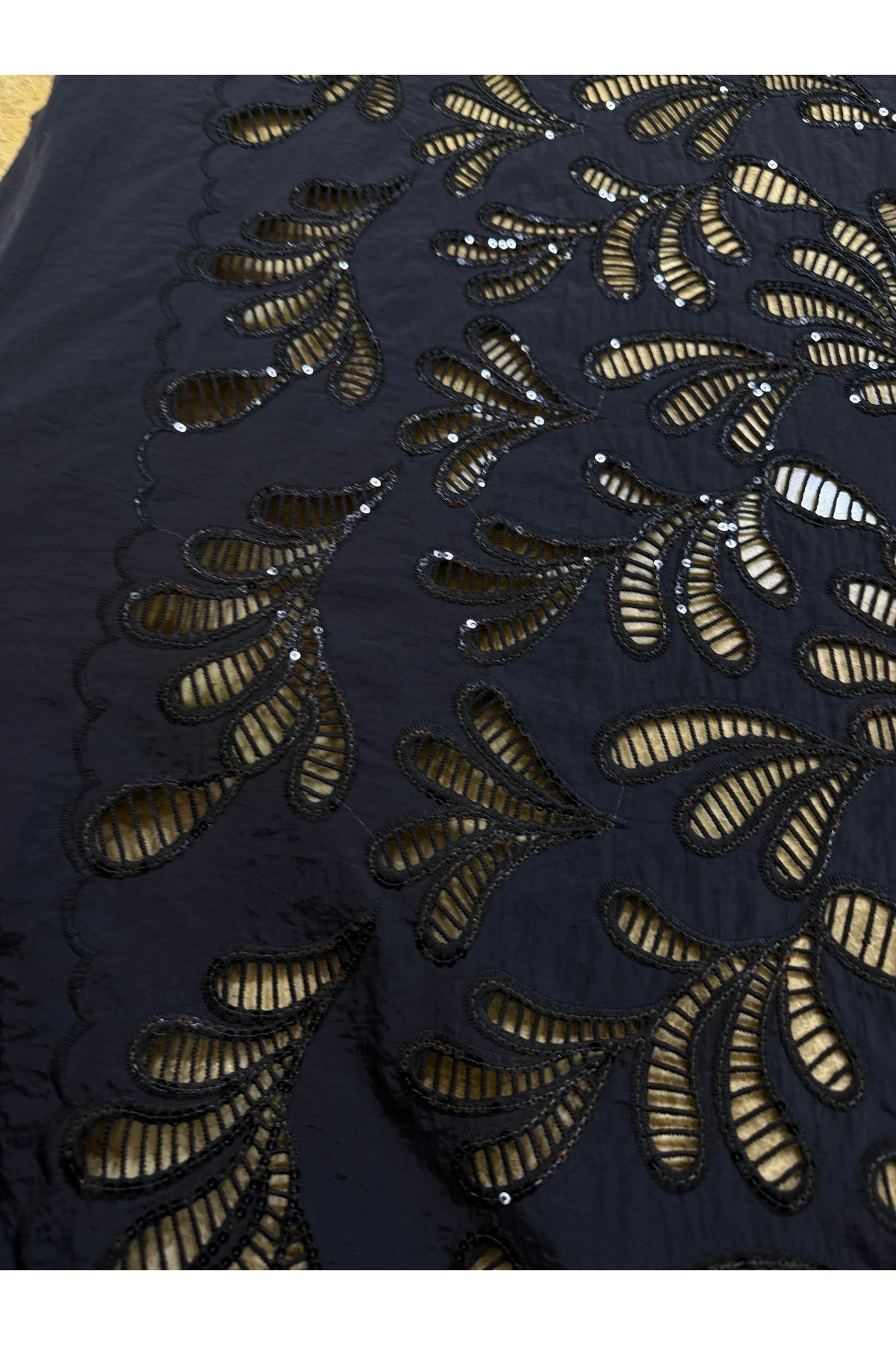 Siyah Yaprak Desenli Simli Delikli Paraşüt Kumaş 130 cm Elbiselik ve Abiyelik