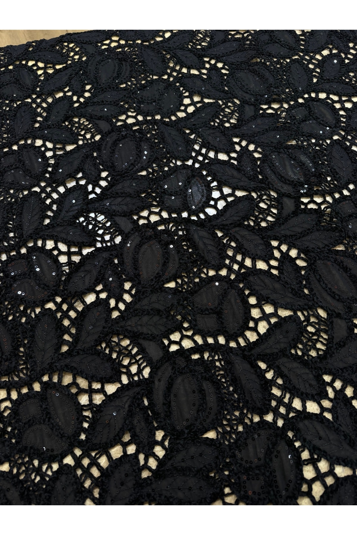 Siyah Yaprak Desenli Pullu Dantel Kumaş 135 cm – El İşçiliği Görünüm, Şık Abiye Kumaş