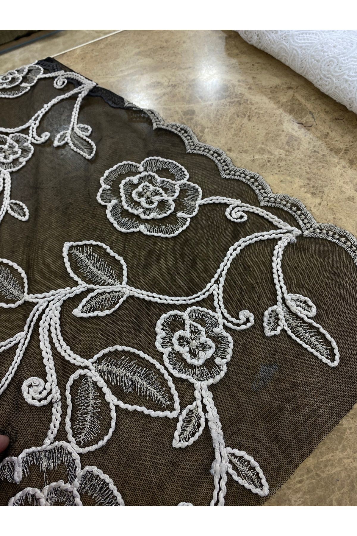 Beyaz Çiçekli Kabartma İşlemeli Siyah Tül Dantel Kumaş – 135 cm | Zarif ve Şık Tasarım