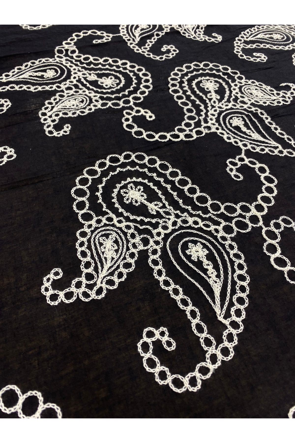 Beyaz Paisley Desenli Siyah Dantel Kumaş – 135 cm | Şık ve Modern Tasarım