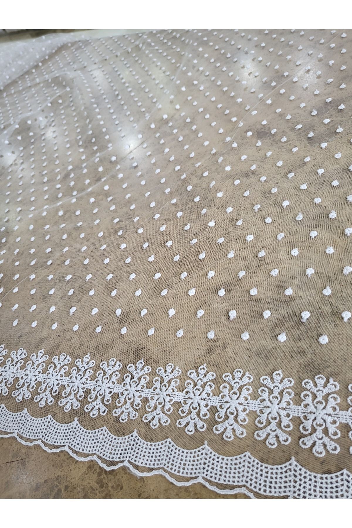 Beyaz Puantiyeli Bordürlü Tül Dantel Kumaş – 135 cm | Abiye, Perde ve Dekoratif Kullanım İçin