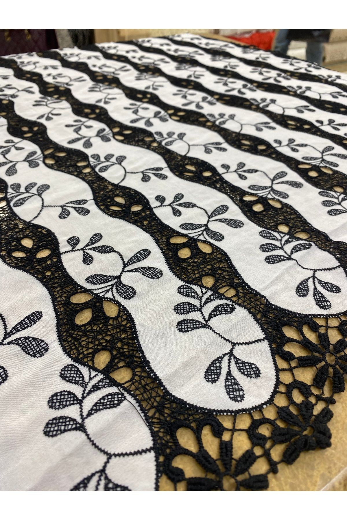 Siyah Beyaz Dalga Desenli Dantel Kumaş – 135 cm | Zarif Çiçek Motifli Tasarım