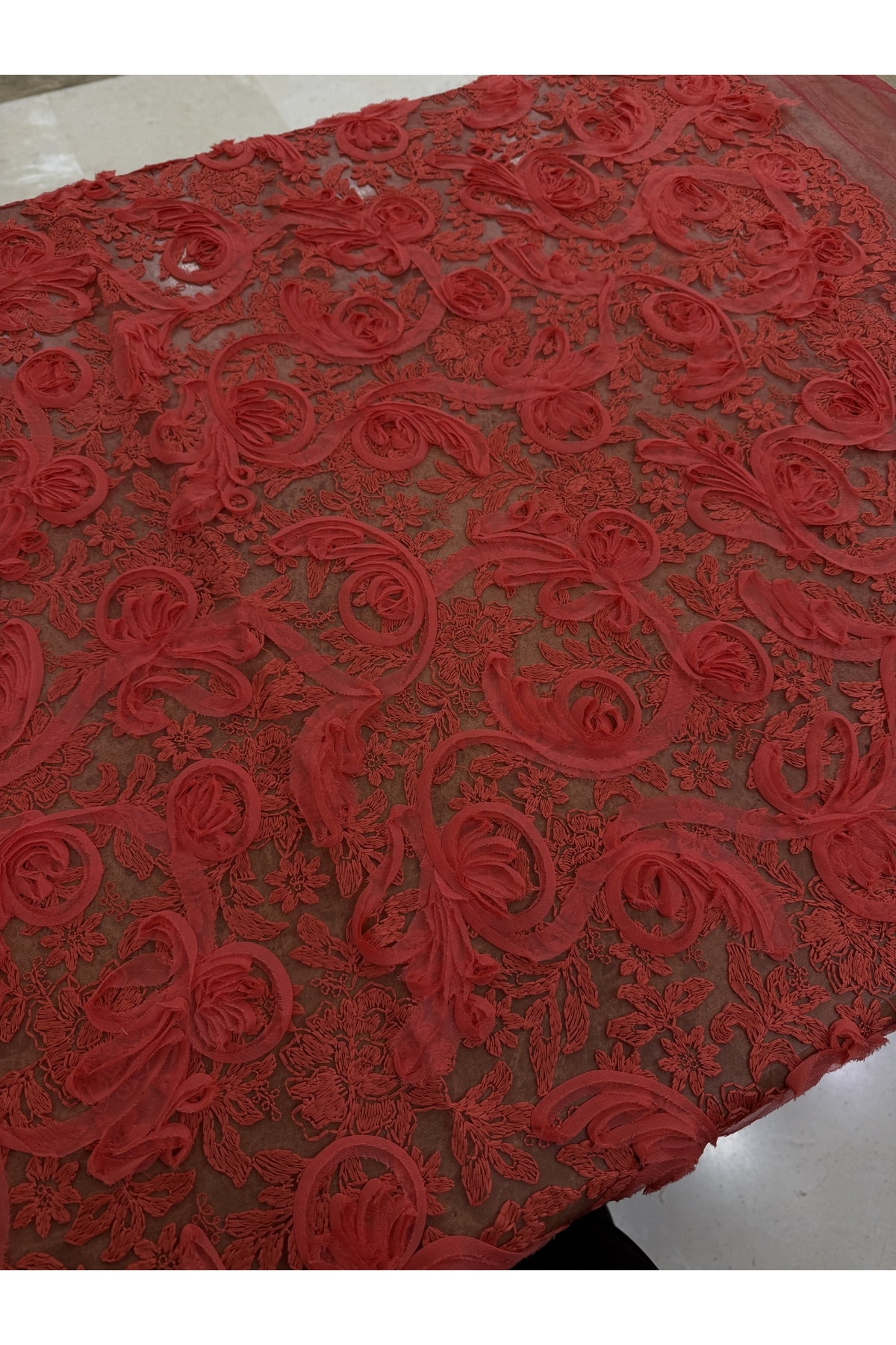 Kırmızı 3D Çiçek Desenli Dantel Kumaş Laseli ve Şık Tasarım 135 cm Genişlik Abiyelik Elbiselik