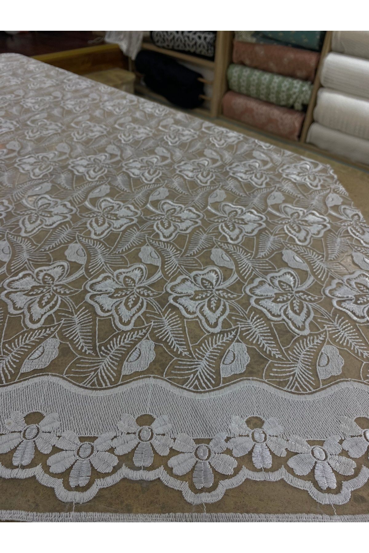 Beyaz Bordürlü Çiçek Desenli Tül Dantel Kumaş – 135 cm | Elbiselik ve Dekoratif Kullanıma Uygun