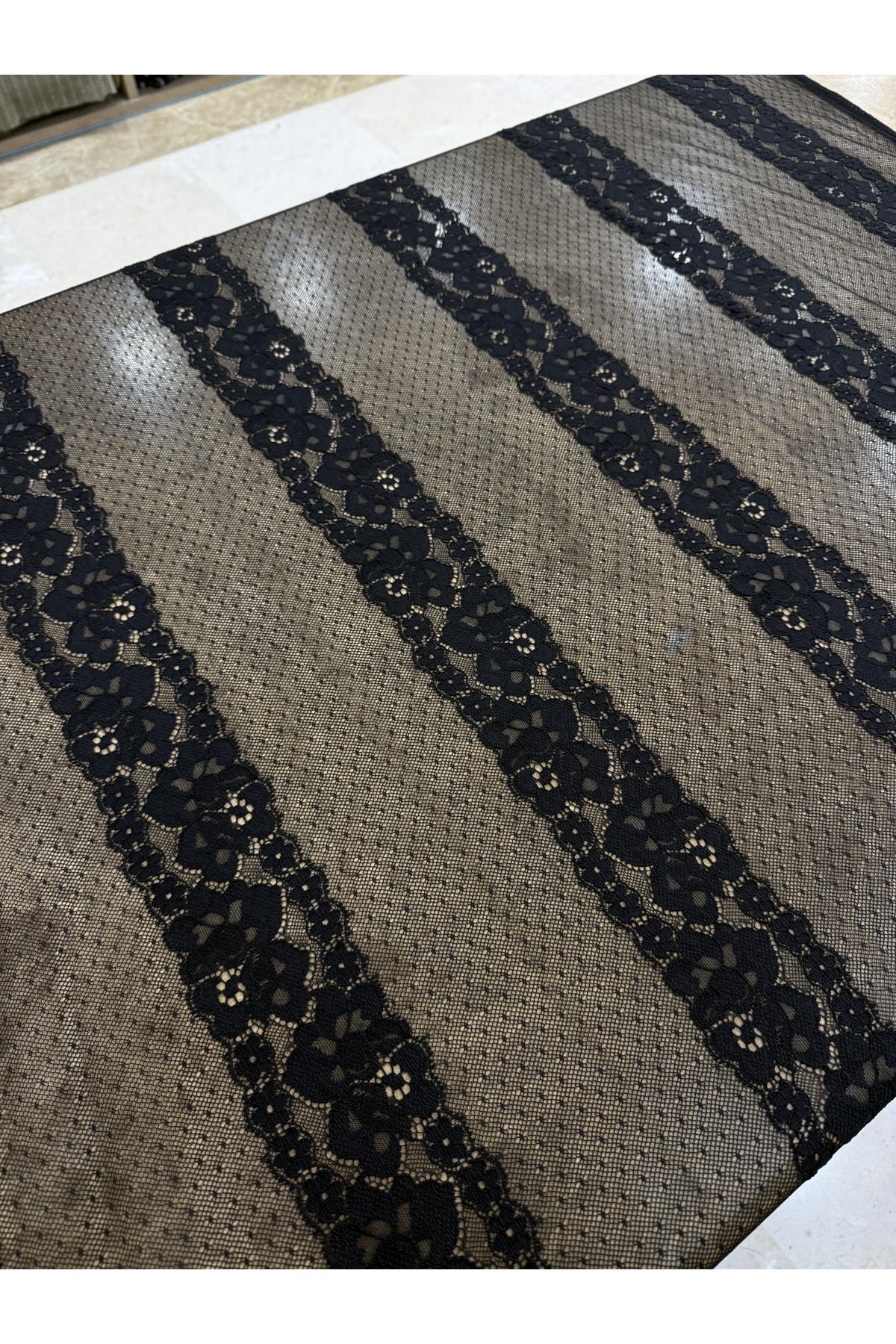 Siyah Şeritli Çiçek Desenli Tül Dantel Kumaş – 140 cm Genişlik | Elbiselik – Abiyelik Kumaş