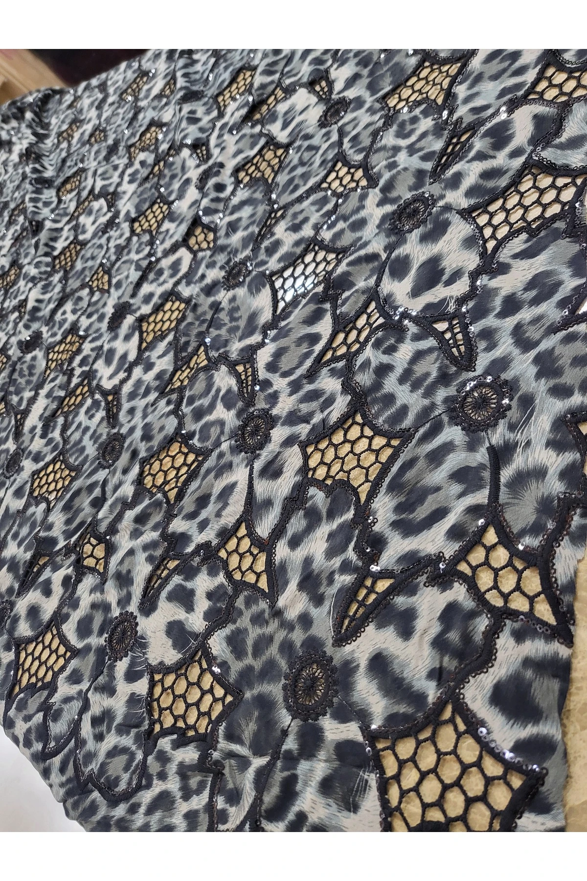 Leopar Desenli Kesme Kadife Payetli Tül Kumaş – Abiye ve Özel Tasarım Kumaşı