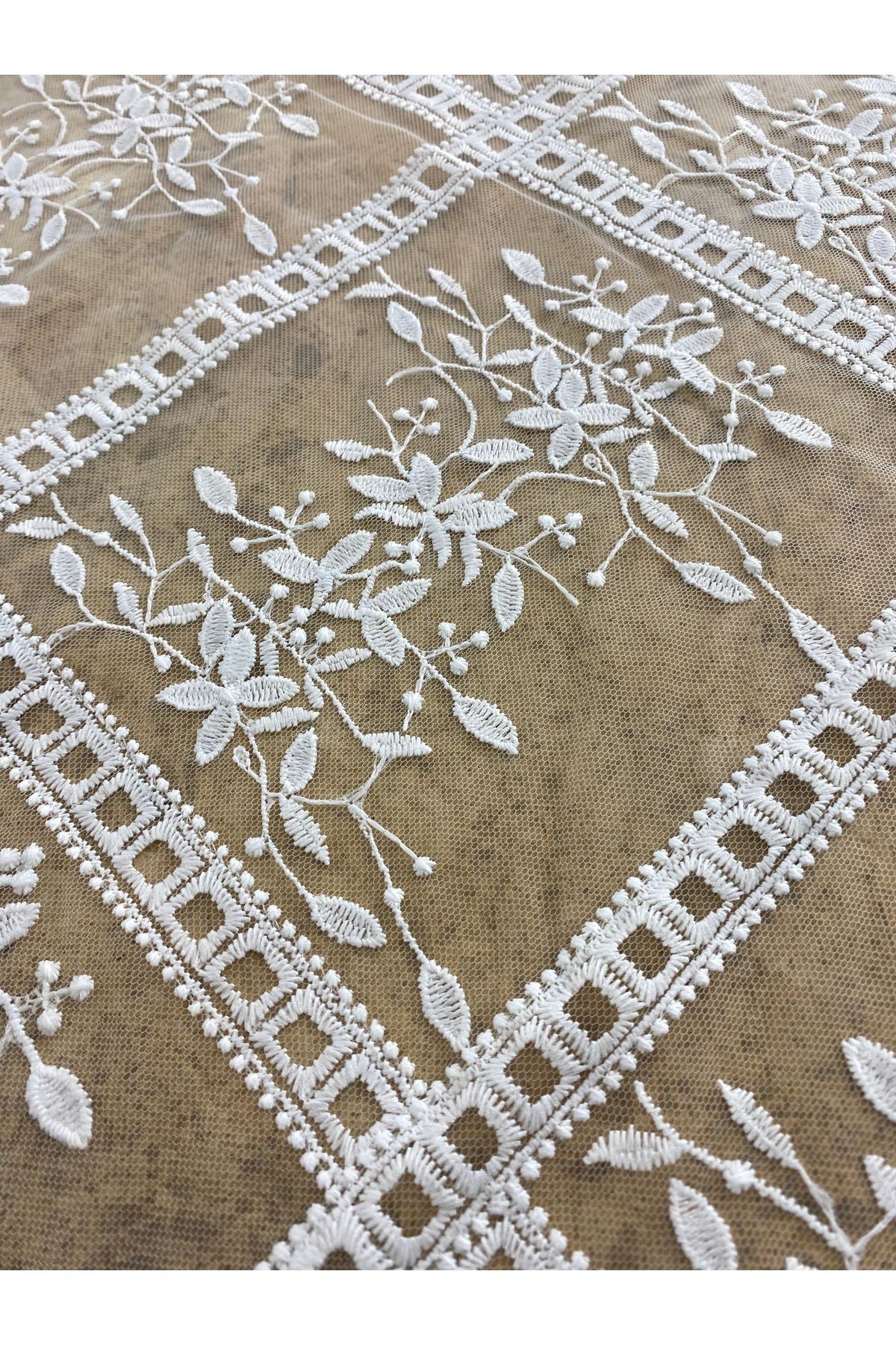Beyaz Kareli Çiçek Desenli Tül Dantel Kumaş – 140 cm En