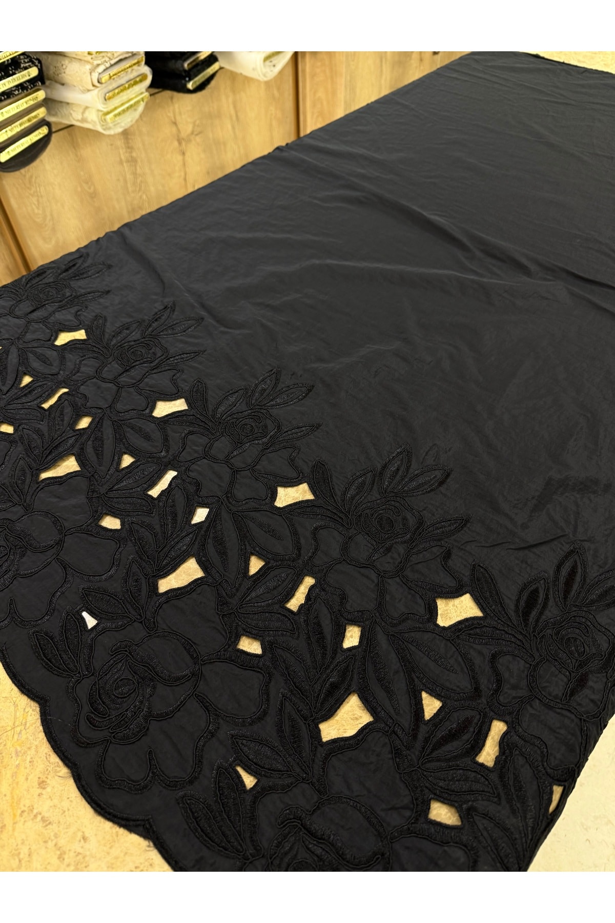 Siyah Lazer Kesim Çiçek Desenli Nakışlı Kumaş 135 cm – Pamuklu Şık Tasarım Kumaş