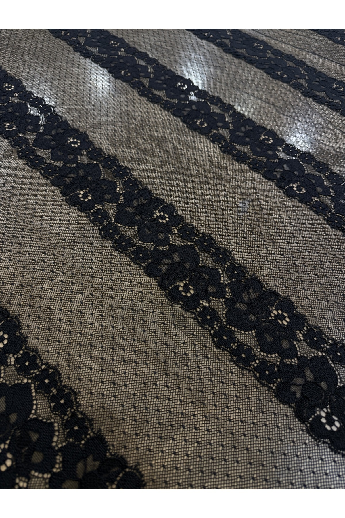 Siyah Şeritli Çiçek Desenli Tül Dantel Kumaş – 140 cm Genişlik | Elbiselik – Abiyelik Kumaş