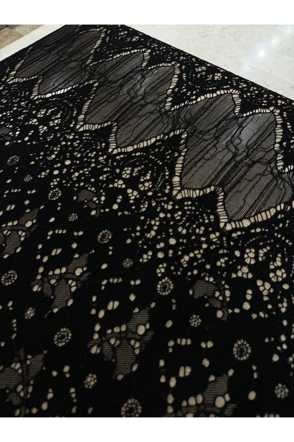 Siyah Geometrik ve Çiçek Desenli Dantel Kumaş – 135 cm Genişlik ÜRÜN PANO OLARAK SATILIR