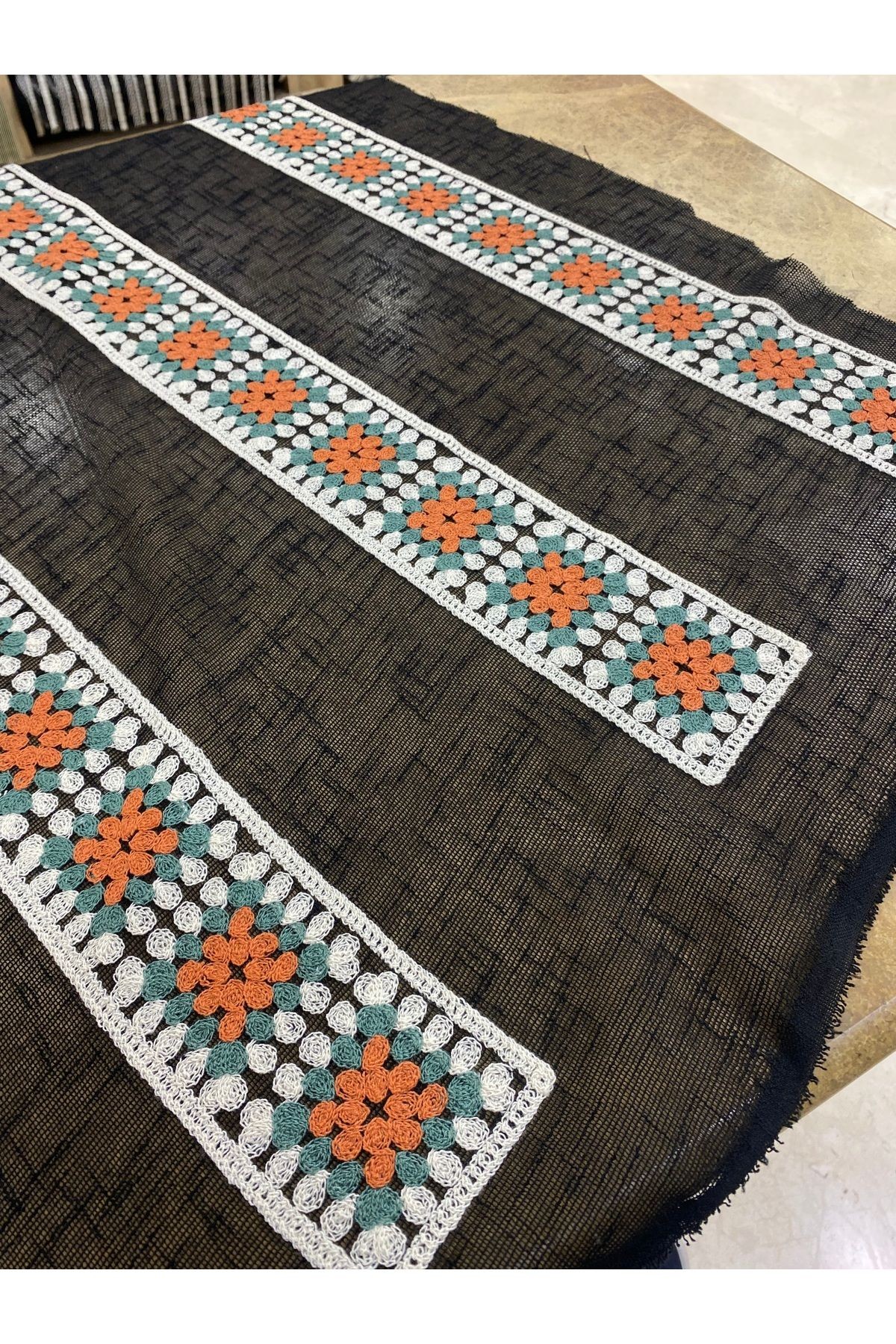 Renkli Çiçekli Şerit Desenli Siyah Tül Kumaş – 135 cm | El İşçiliği Görünümlü