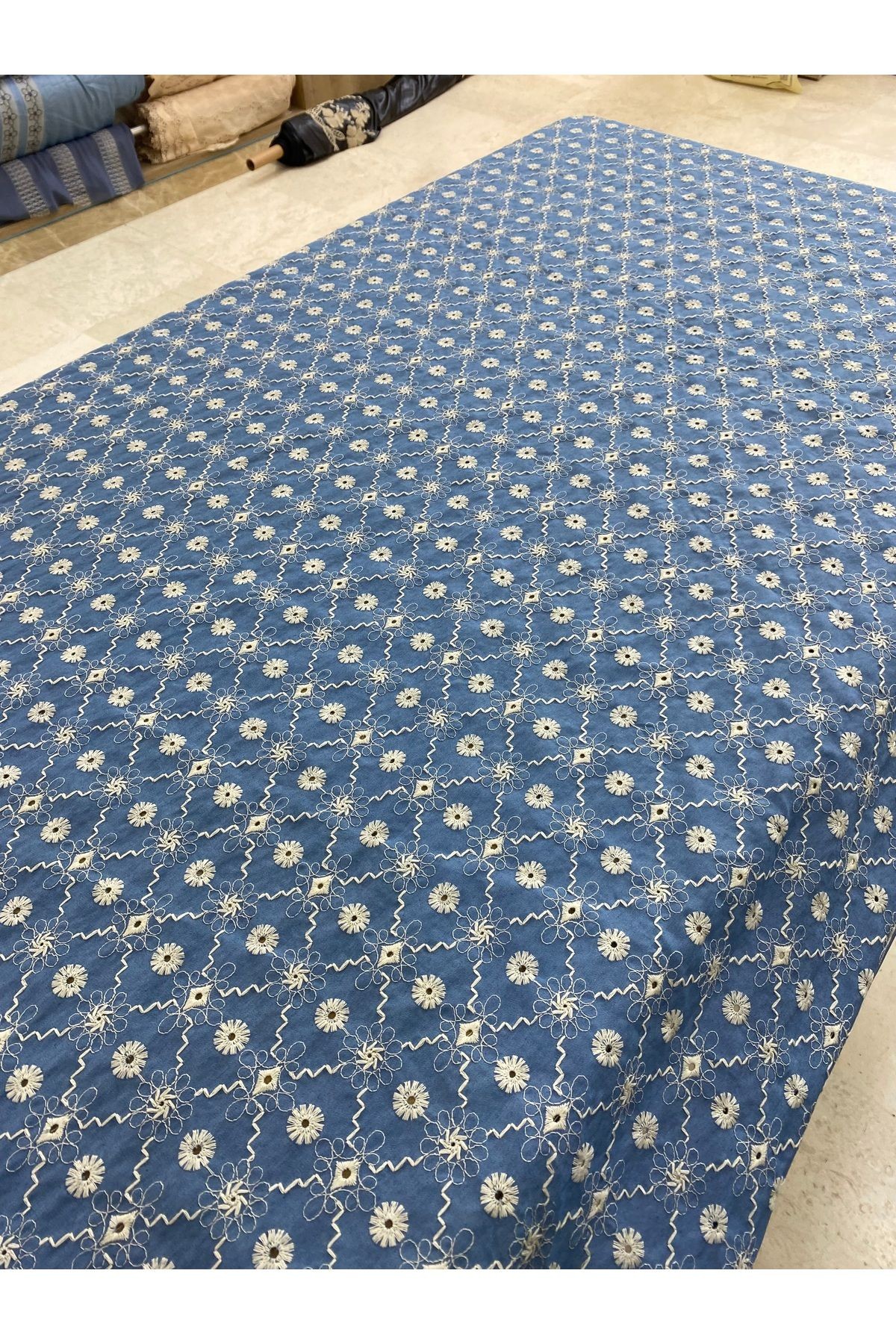 Mavi Denim Görünümlü Çiçek İşlemeli Kumaş - En 135 cm - Elbise, Gömlek, Tunik ve Dekor İçin
