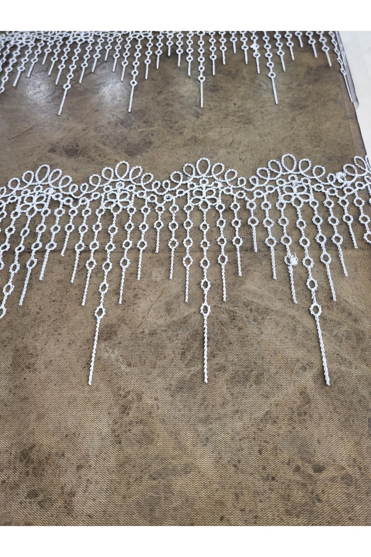 Beyaz Sallantılı Desenli Tül Dantel Kumaş – 135 cm | Bordürlü Abiye ve Özel Tasarım Kumaşı