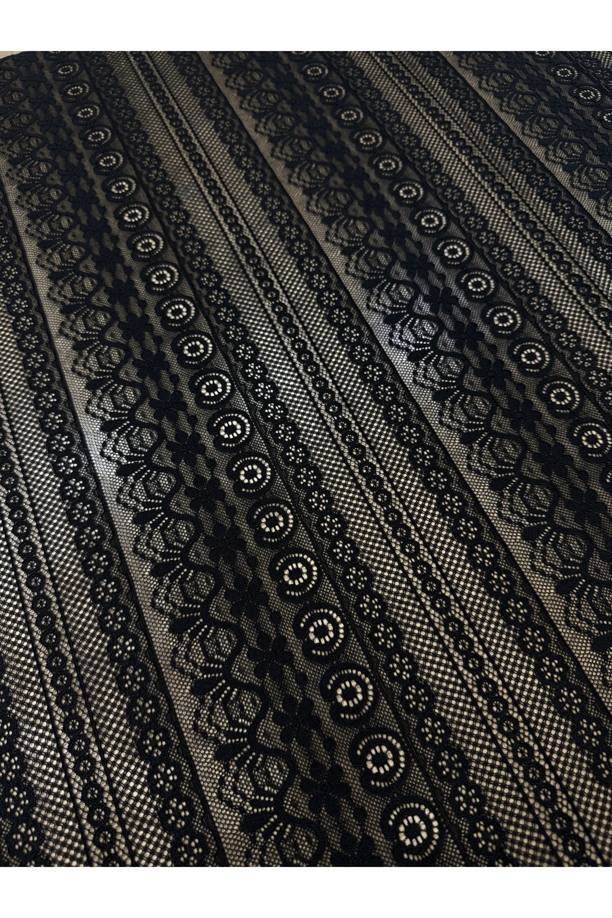 Likralı Siyah Şeritli Desenli Dantel Kumaş – 135 cm Genişlik | Esnek Abiyelik – Elbiselik Kumaş