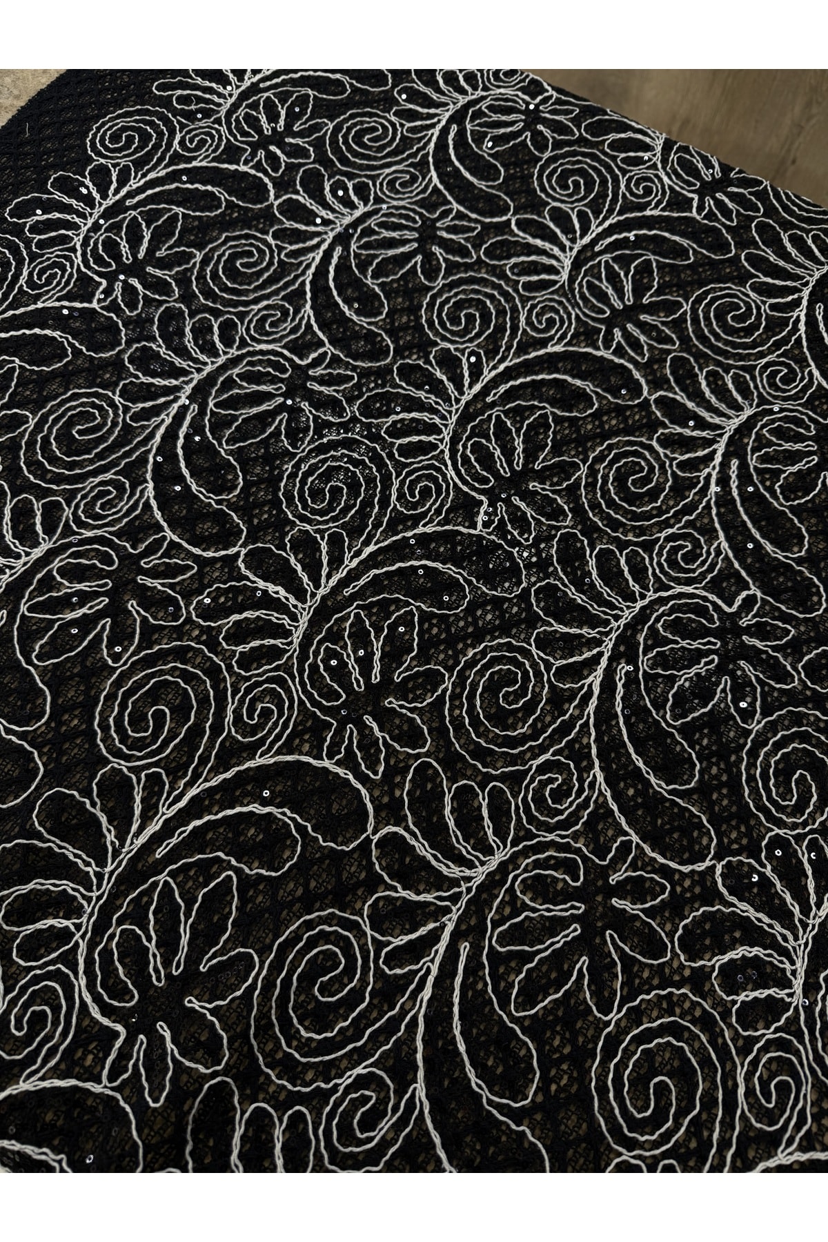 Siyah Beyaz İşlemeli Pullu Dantel Kumaş – 135 cm Genişlik | Abiyelik – Elbiselik – Şık Tasarım Kumaş