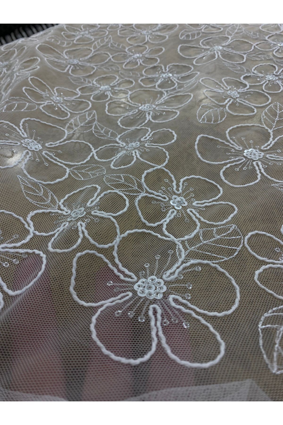Simli Beyaz Çiçek Desenli Dantel Kumaş - 135 cm | Işıltılı ve Zarif