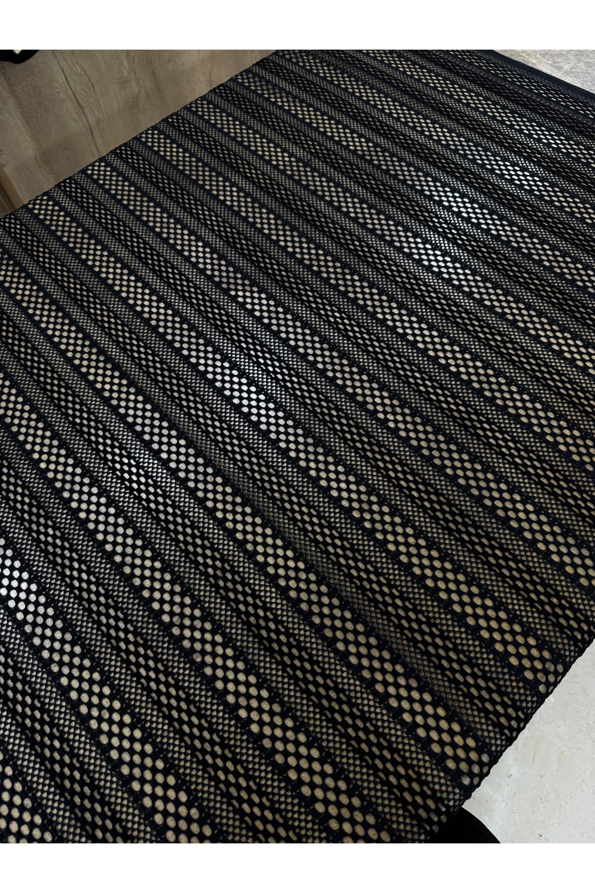 Siyah Daire Desenli Tül Kumaş – 135 cm Genişlik | Likralı Esnek Elbiselik – Abiyelik Kumaş