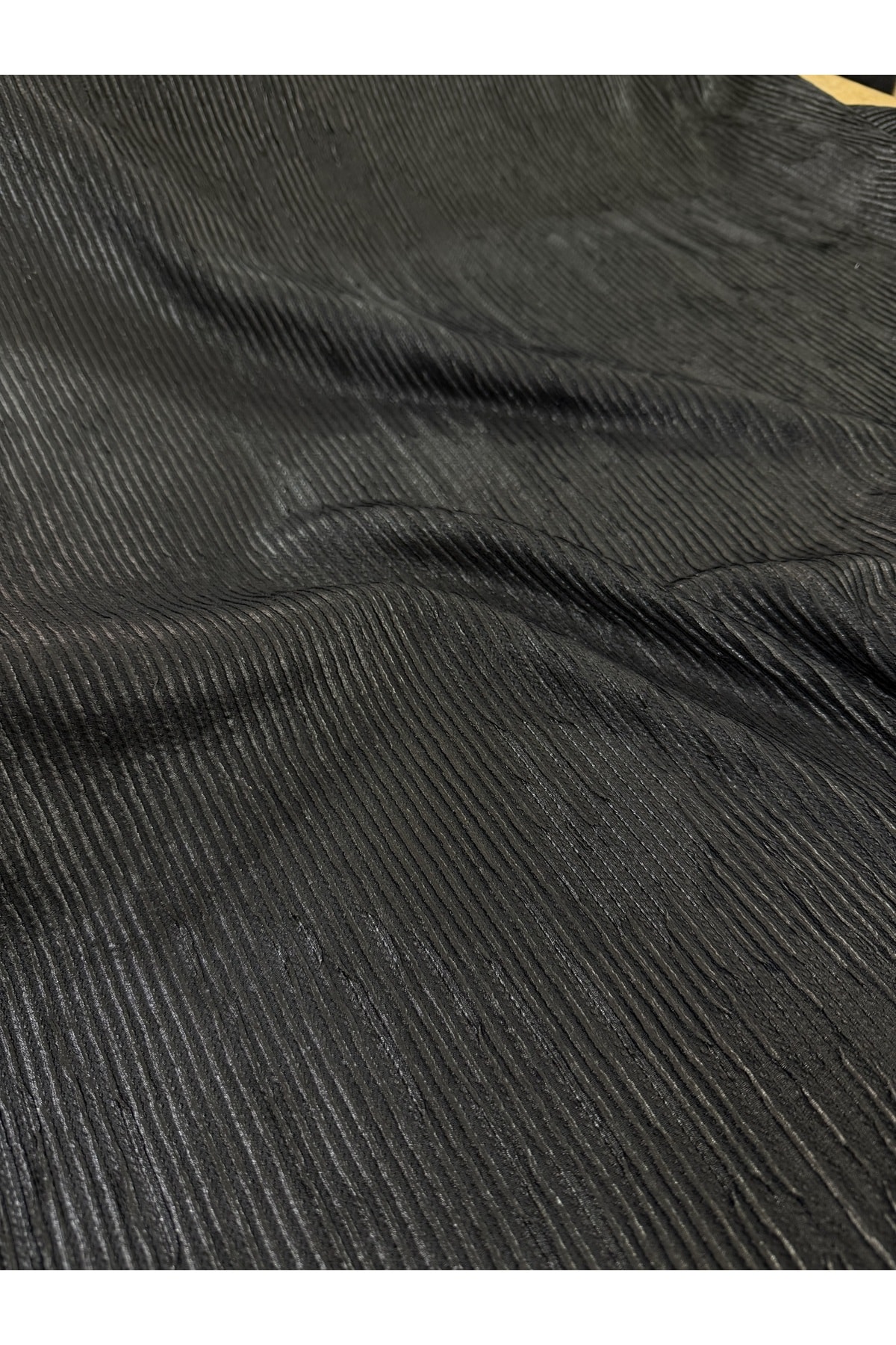 Siyah Pileli Parlak Kumaş Çizgili Dokulu 150 cm Genişlik | Elbiselik – Etek – Bluz – Abiyelik Kumaş