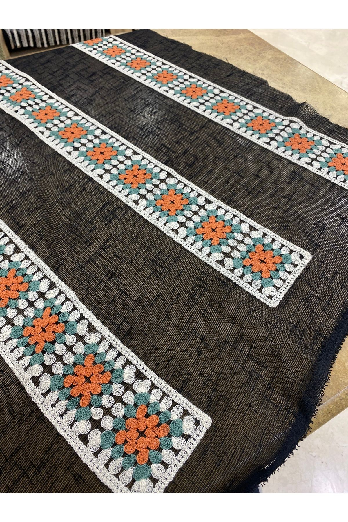 Renkli Çiçekli Şerit Desenli Siyah Tül Kumaş – 135 cm | El İşçiliği Görünümlü