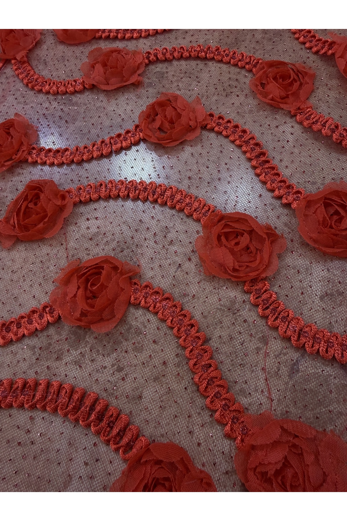 Kırmızı 3D Gül Desenli Tül Kumaş Simli ve Çiçek Aksesuarlı 135 cm Genişlik Abiyelik Elbiselik Kumaş