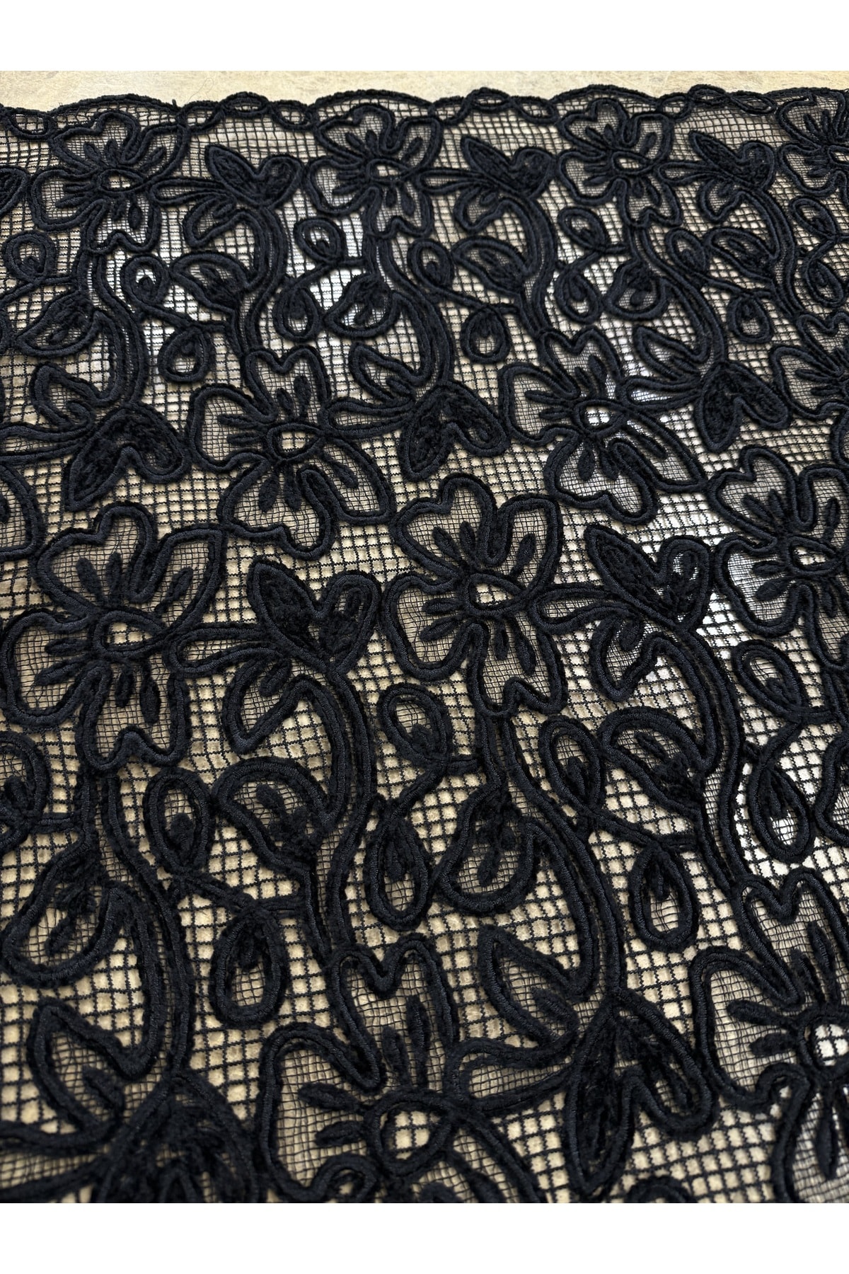 Siyah Şönil Çiçek Desenli Dantel Kumaş – 135 cm Genişlik | Elbiselik – Abiyelik – Şık Tasarım Kumaş