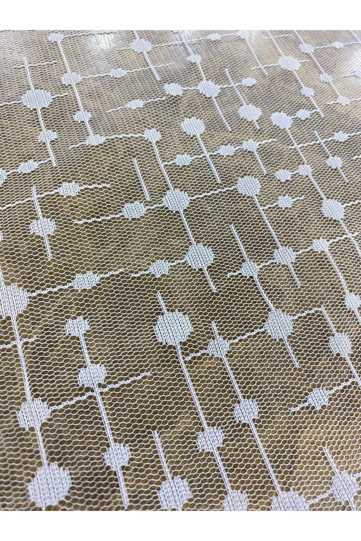 Geometrik Desenli Beyaz Tül Kumaş – 130 cm En, Şeffaf ve Modern