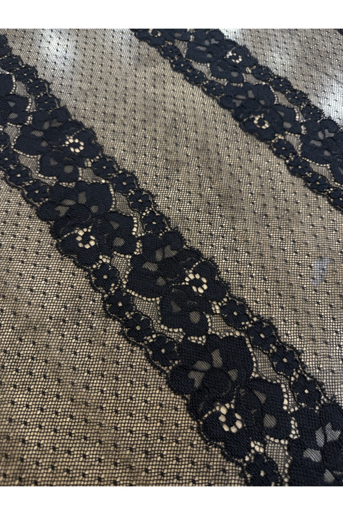 Siyah Şeritli Çiçek Desenli Tül Dantel Kumaş – 140 cm Genişlik | Elbiselik – Abiyelik Kumaş