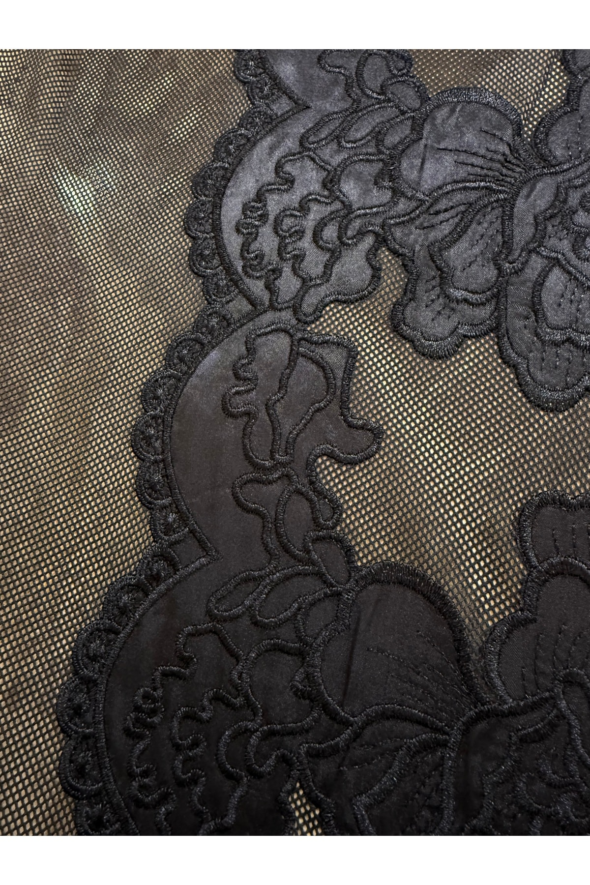Siyah Çiçek Desenli Kabartmalı Dantel Kumaş 135 cm – File Tabanlı Şık Abiye Kumaş