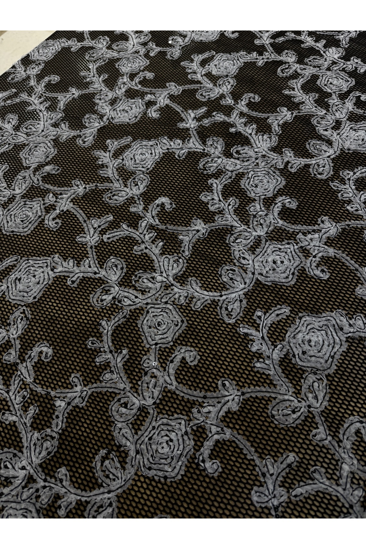 Siyah Gri Dantel Nakışlı Puf File Kumaş – 135 cm Genişlik | Abiyelik – Elbiselik – Şık Kumaş