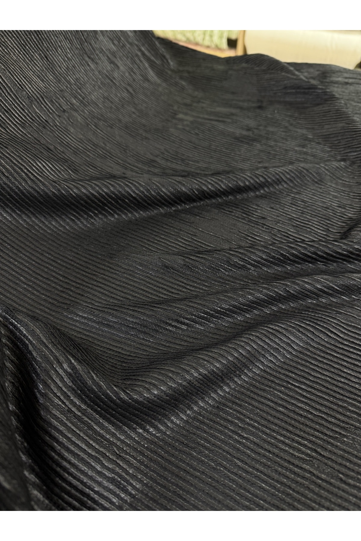 Siyah Pileli Parlak Kumaş Çizgili Dokulu 150 cm Genişlik | Elbiselik – Etek – Bluz – Abiyelik Kumaş