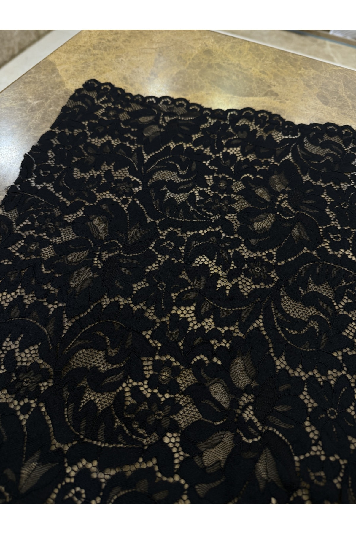 Siyah Çiçek Desenli Klasik Dantel Kumaş – 135 cm Genişlik | Abiyelik – Elbiselik Kumaş