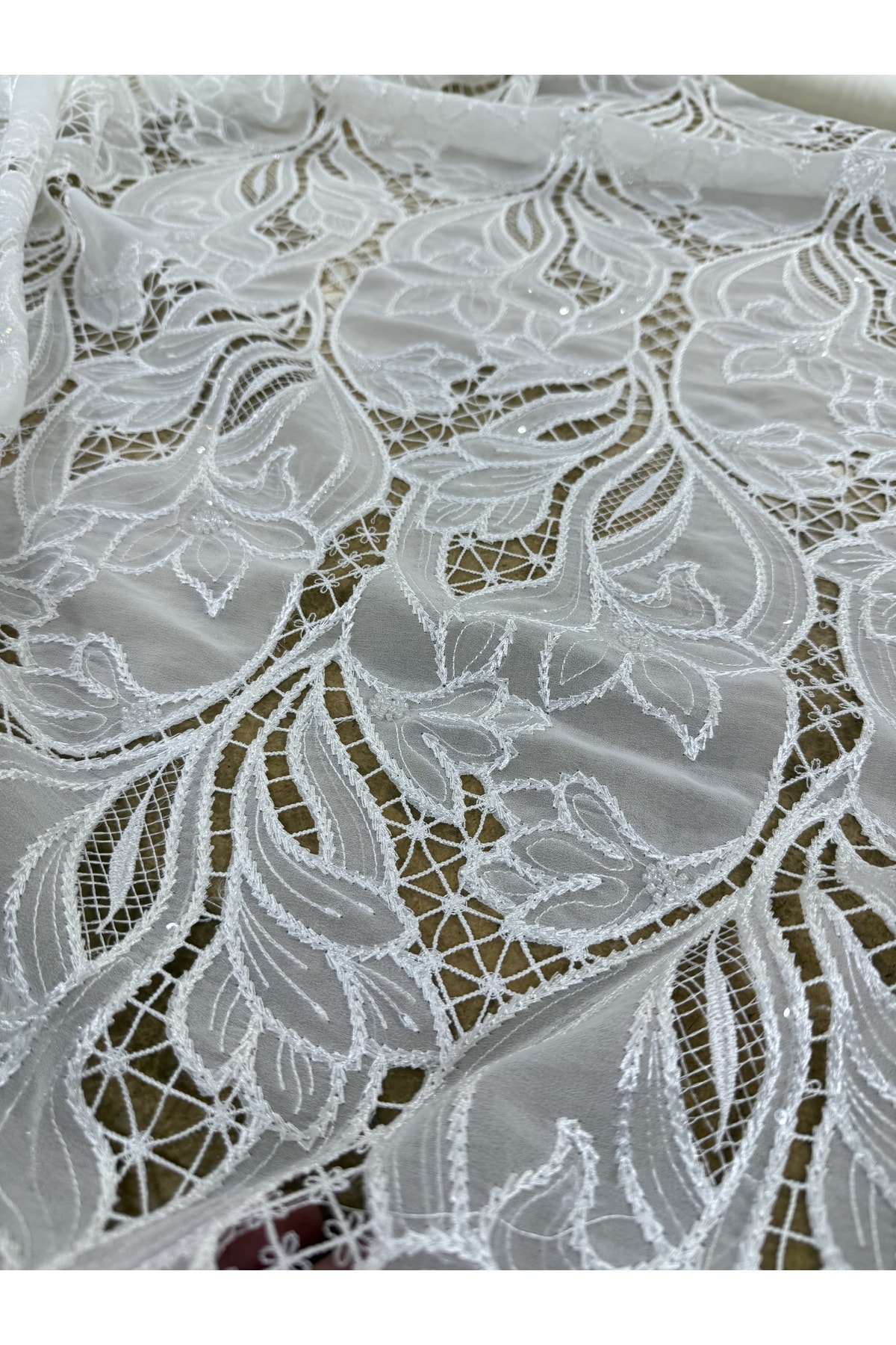 Siyah Boncuk ve Pul İşlemeli Dantel Kumaş 130 cm Genişlik | Abiyelik – Elbiselik – Şık Tasarım Kumaş