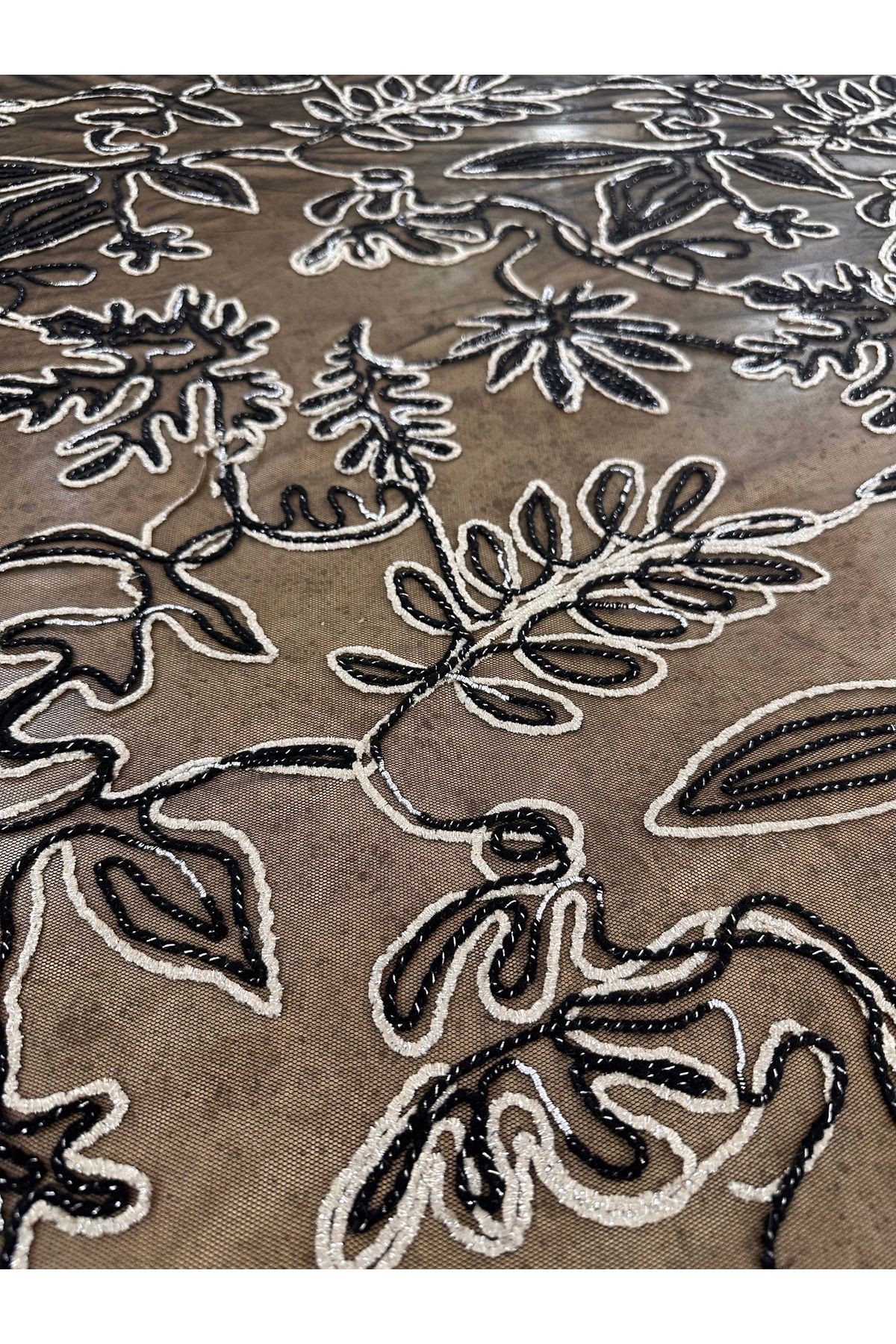 140 cm En Siyah Tül Üzeri Boncuk İşlemeli Çiçekli Dantel Kumaş – Işıltılı ve Kabartmalı Tasarım