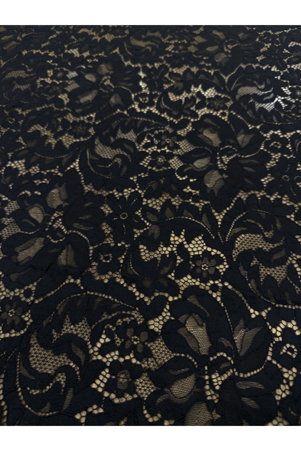 Siyah Çiçek Desenli Klasik Dantel Kumaş – 135 cm Genişlik | Abiyelik – Elbiselik Kumaş