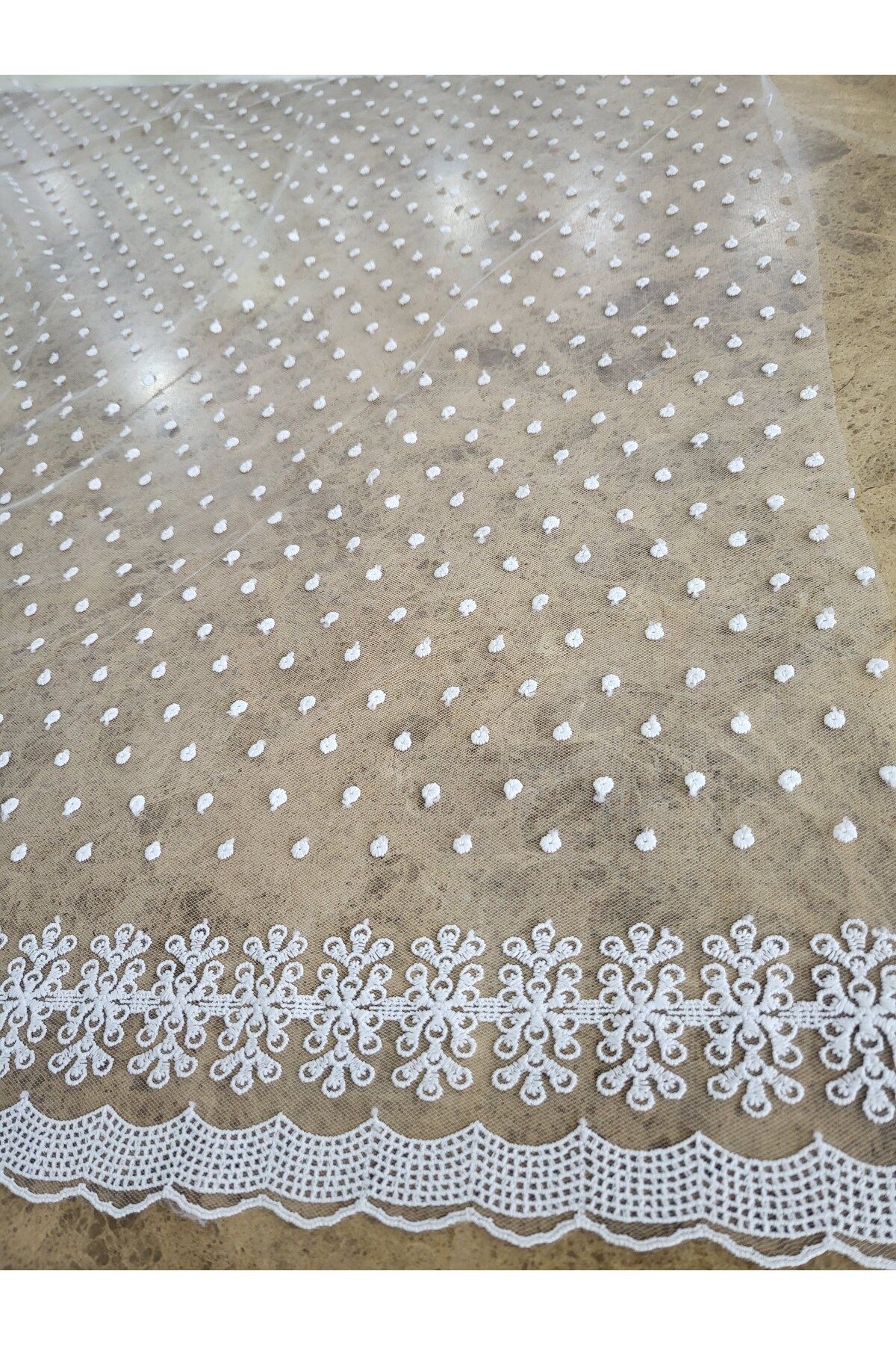 Beyaz Puantiyeli Bordürlü Tül Dantel Kumaş – 135 cm | Abiye, Perde ve Dekoratif Kullanım İçin