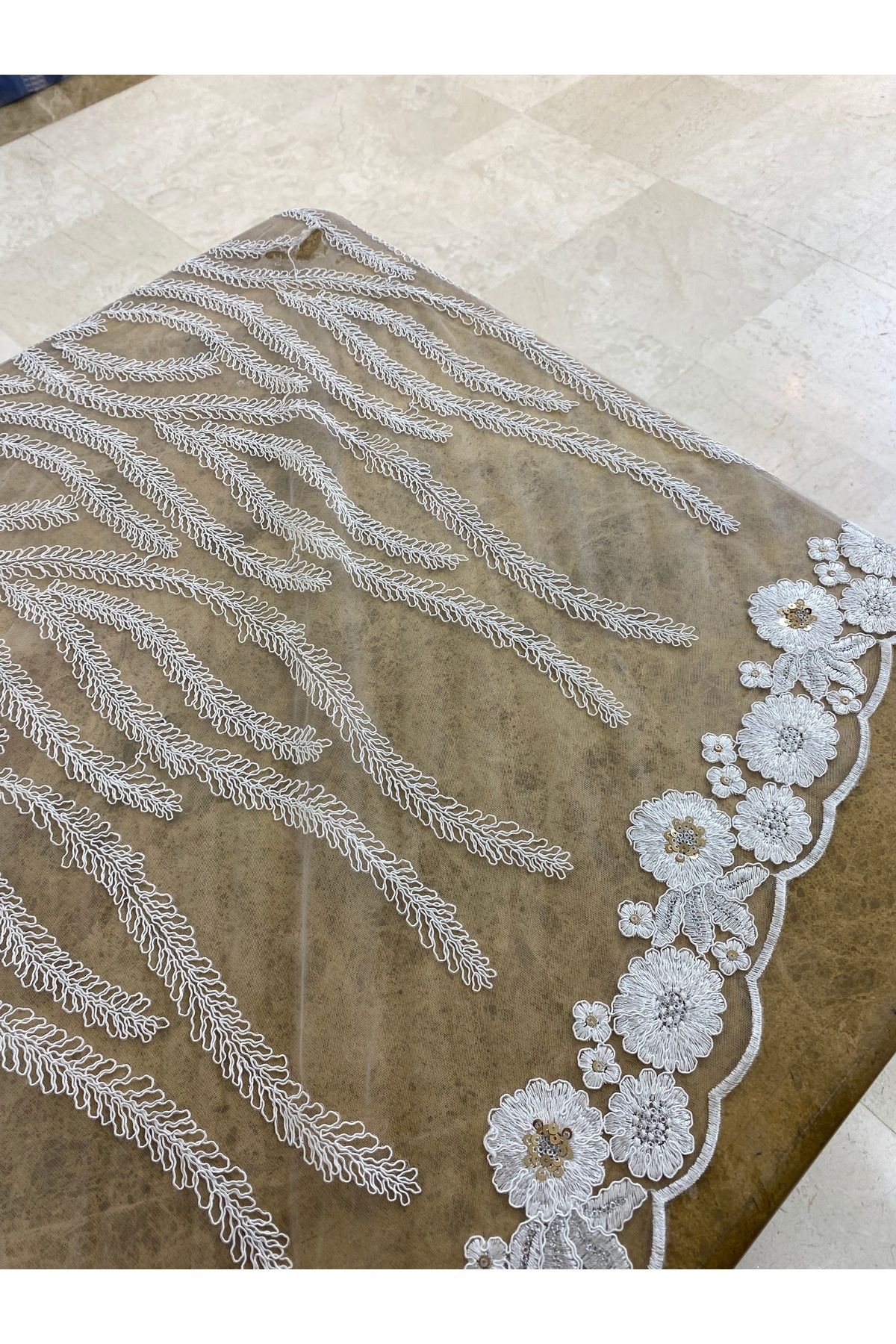 Beyaz Çiçek Desenli Bordürlü Tül Kumaş - En 135 cm - Gelinlik, Nişanlık ve Özel Tasarımlar İçin