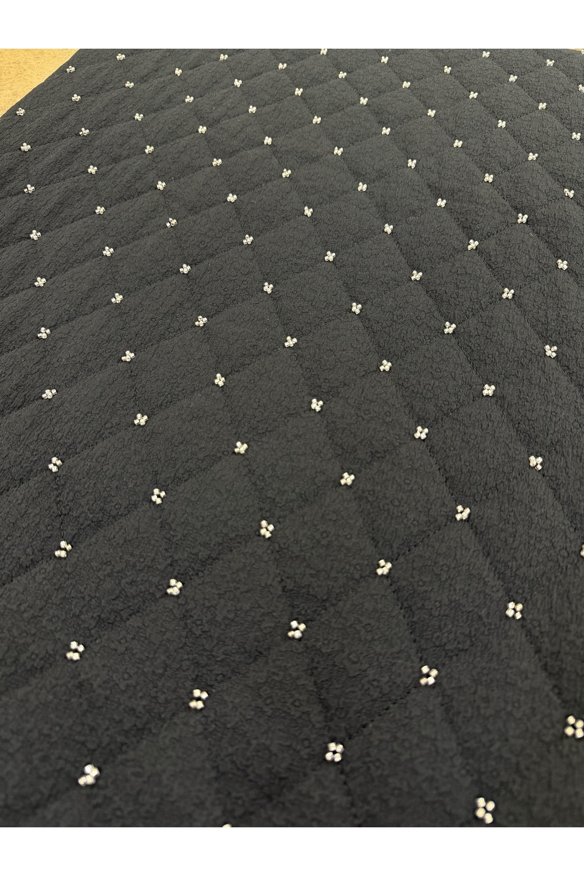 Siyah Kapitone Desenli Kumaş – Çiçekli Nakışlı 135 cm Genişlik Elbiselik – Ceketlik – Montluk Kumaş