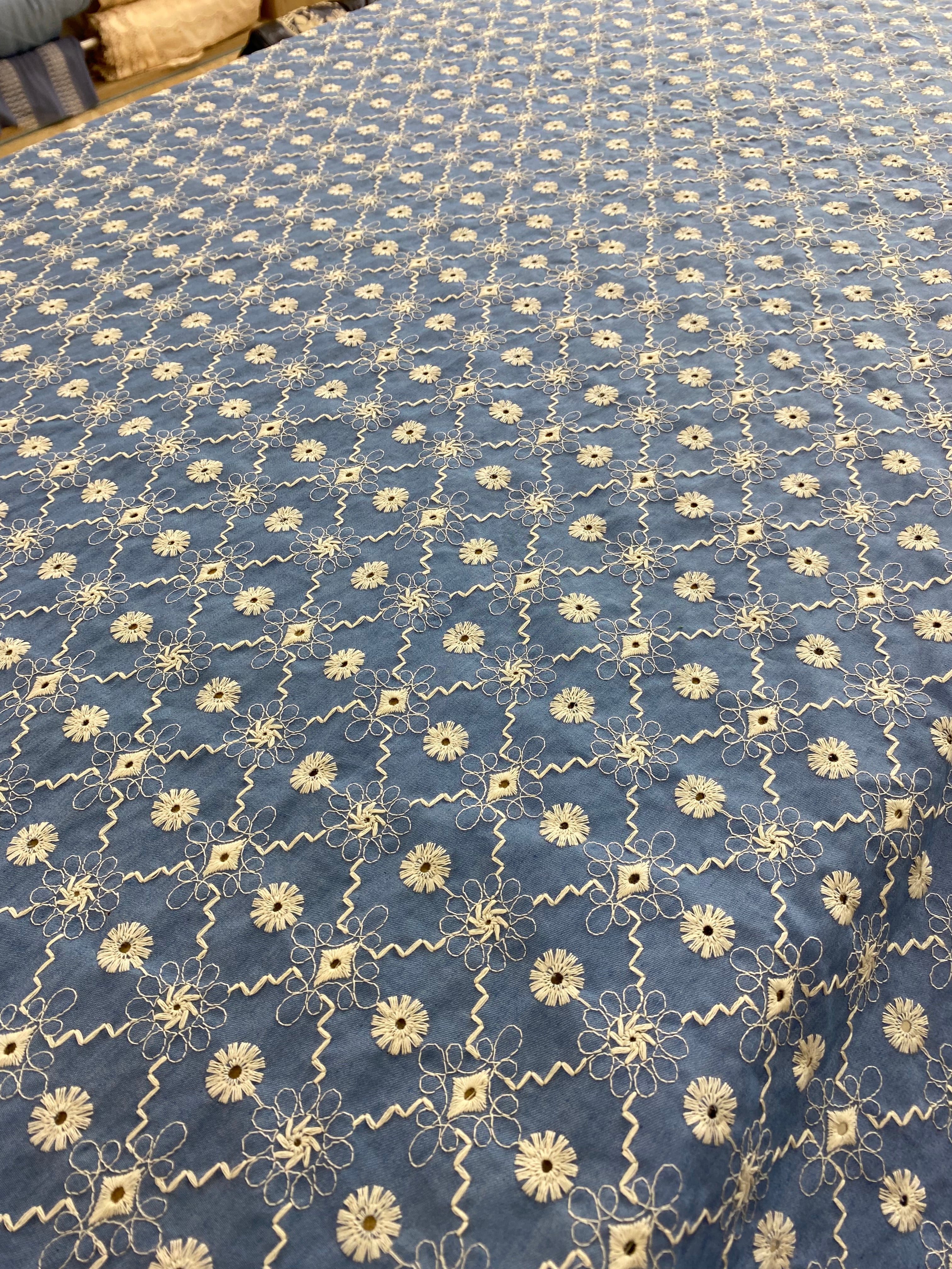 Mavi Denim Görünümlü Çiçek İşlemeli Kumaş - En 135 cm - Elbise, Gömlek, Tunik ve Dekor İçin