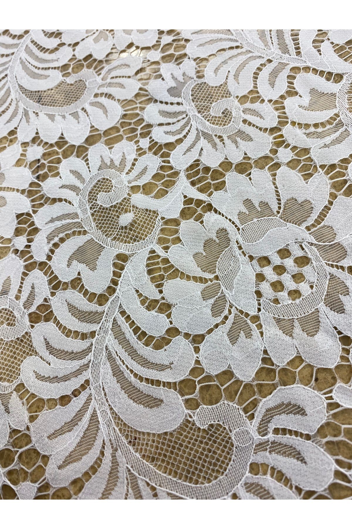Beyaz Büyük Desenli Dantel Kumaş – 130 cm En, Çiçek Motifli Tül