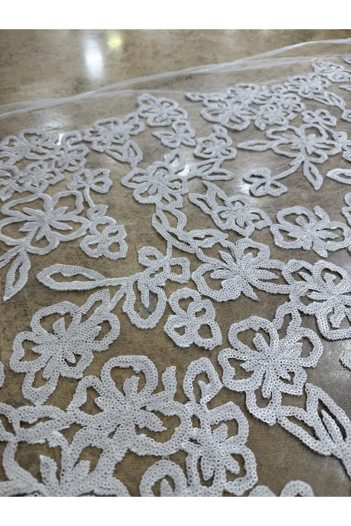 Beyaz Pul İşlemeli Çiçek Desenli Dantel Kumaş – 135 cm Genişlik | Gelinlik Abiyelik Elbiselik Kumaş