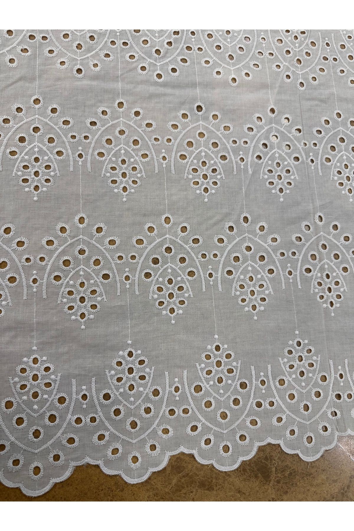 135 cm En Beyaz Fisto Kumaş – Kenarı Desenli Delikli Pamuk Görünümlü Kumaş