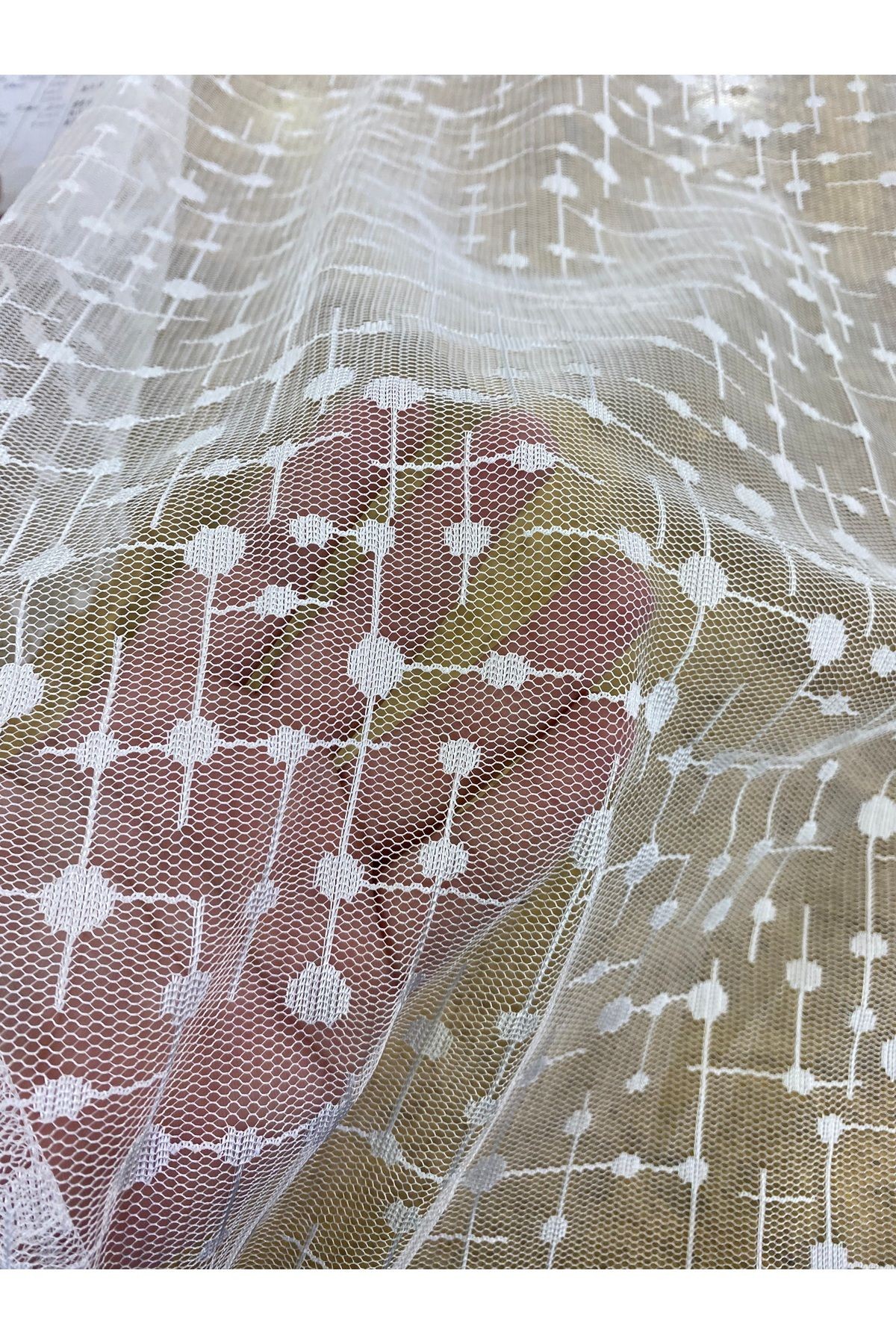 Geometrik Desenli Beyaz Tül Kumaş – 130 cm En, Şeffaf ve Modern