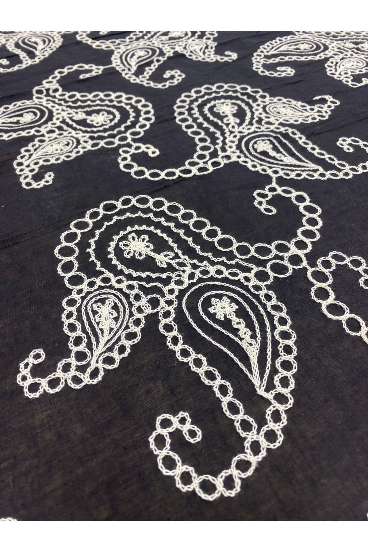 Beyaz Paisley Desenli Siyah Dantel Kumaş – 135 cm | Şık ve Modern Tasarım